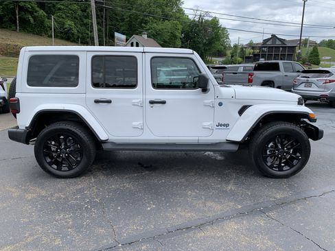 Used 2025 Jeep Wrangler Unlimited Sahara AWD/4WD image 2