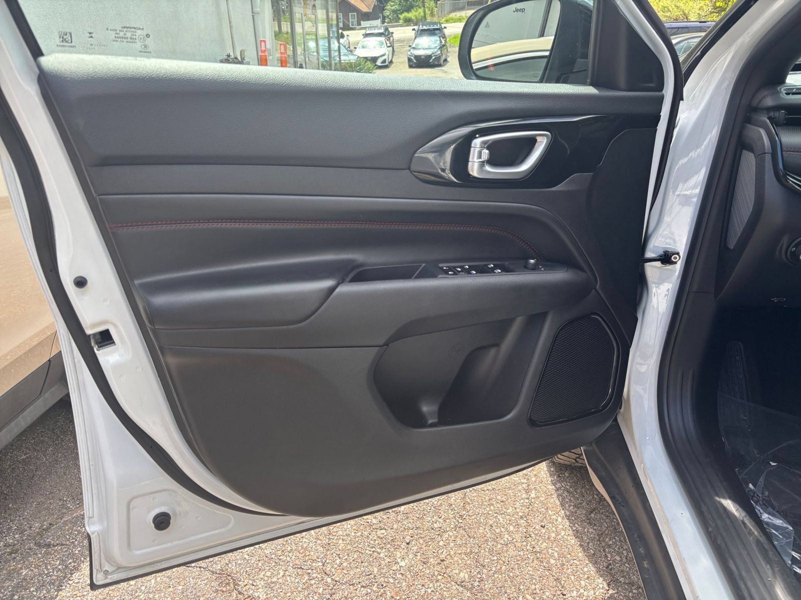 Used 2025 Jeep Compass Trailhawk AWD/4WD image 18