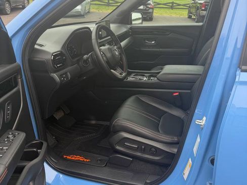 Used 2025 Honda Pilot TrailSport image 9