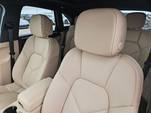 Certified 2025 Porsche Macan image 6