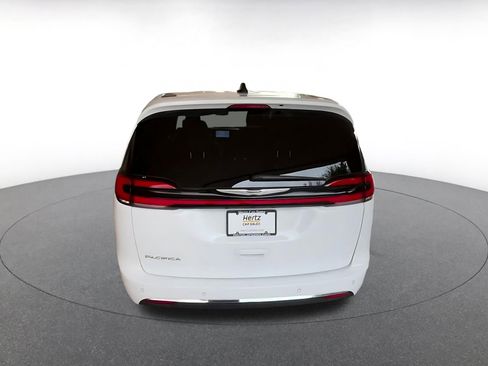 Used 2025 Chrysler Pacifica Select image 12