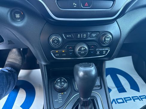 Used 2020 Jeep Cherokee Trailhawk AWD/4WD image 19