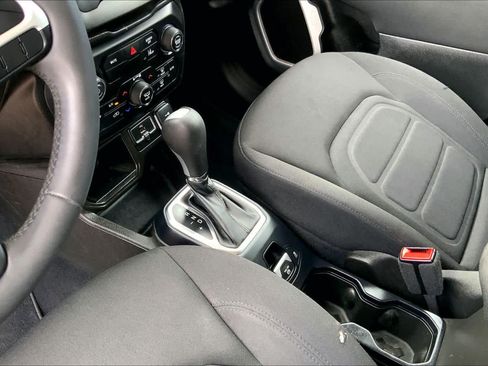 Used 2021 Jeep Renegade Latitude FWD image 17