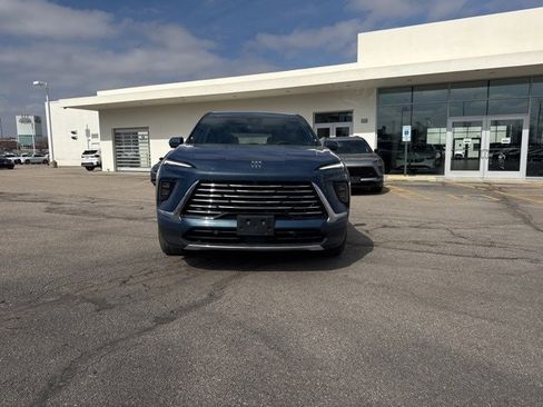 Used 2025 Buick Enclave Preferred image 2