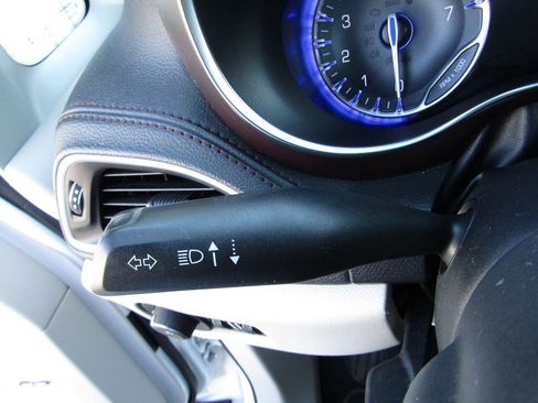 Used 2017 Chrysler Pacifica Limited FWD image 10