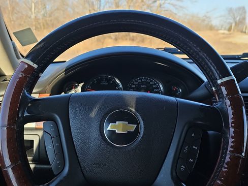 Used 2010 Chevrolet Suburban LT image 22