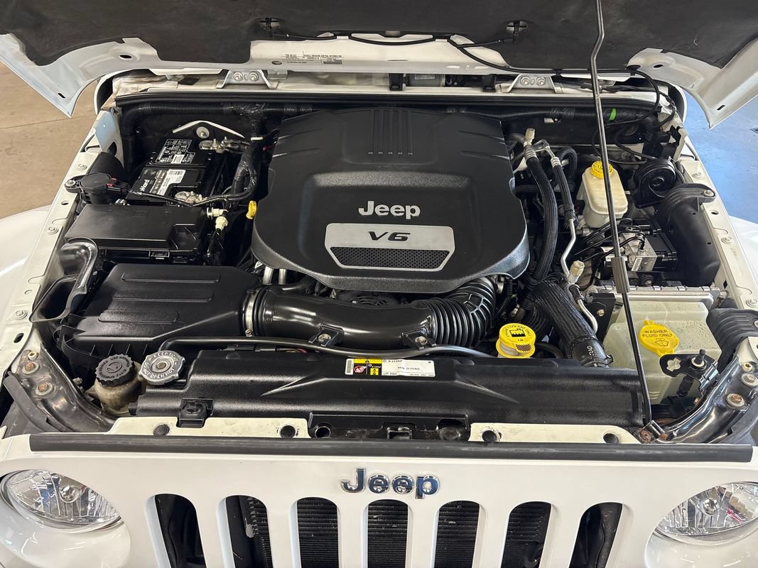 Used 2015 Jeep Wrangler Unlimited Sahara w/ Connectivity Group AWD/4WD image 60