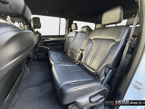 Used 2025 Jeep Wagoneer Series II w/ 8-Passenger Seating Package AWD/4WD image 23