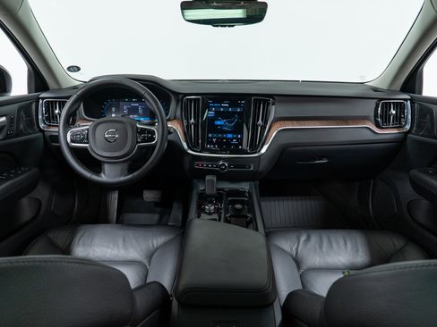 Used 2024 Volvo V60 B5 Cross Country Plus image 15