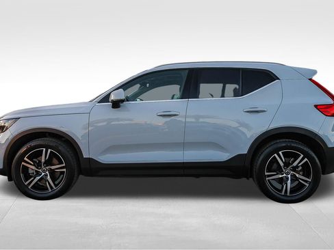 Used 2025 Volvo XC40 B5 Core image 9