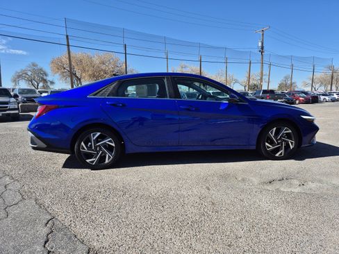 Certified 2025 Hyundai Elantra Limited image 9