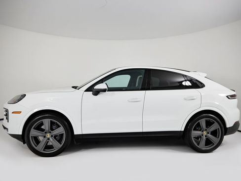 Used 2024 Porsche Cayenne Coupe AWD/4WD image 2