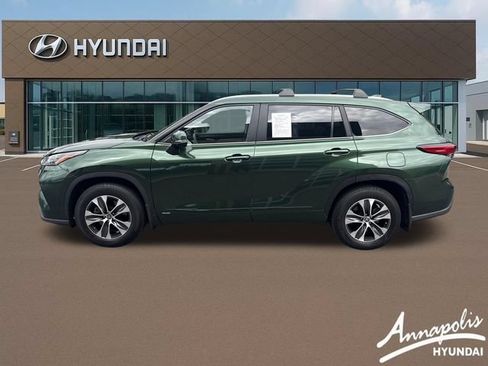 Used 2023 Toyota Highlander XLE AWD/4WD image 2