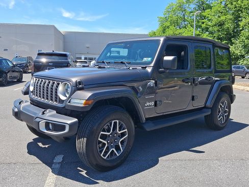 Used 2024 Jeep Wrangler Unlimited Sahara w/ Technology Group AWD/4WD image 3