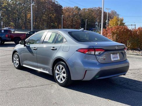 Used 2022 Toyota Corolla LE image 3