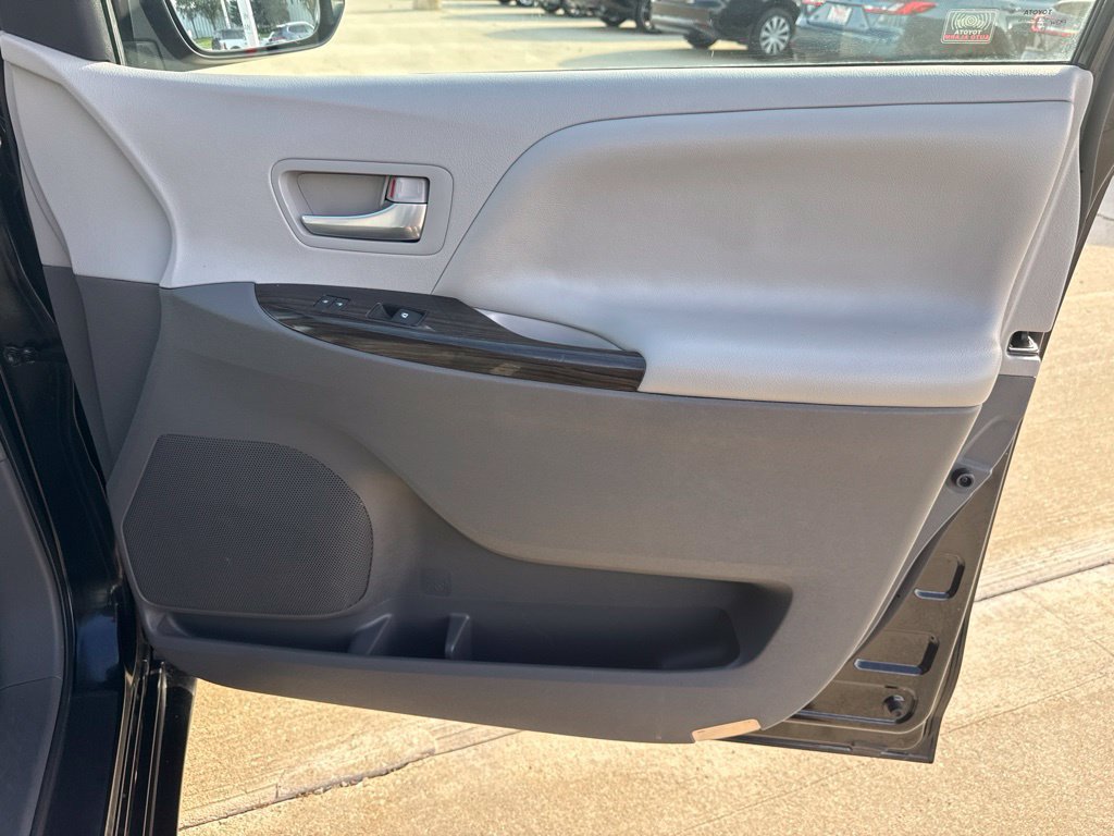 Used 2015 Toyota Sienna XLE w/ XLE Navigation Package AWD/4WD image 21