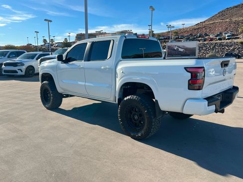 Used 2025 Nissan Frontier SV image 3