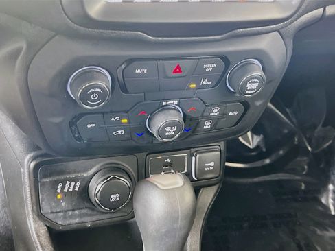 Used 2023 Jeep Renegade Altitude w/ Sun/Sound Group AWD/4WD image 16