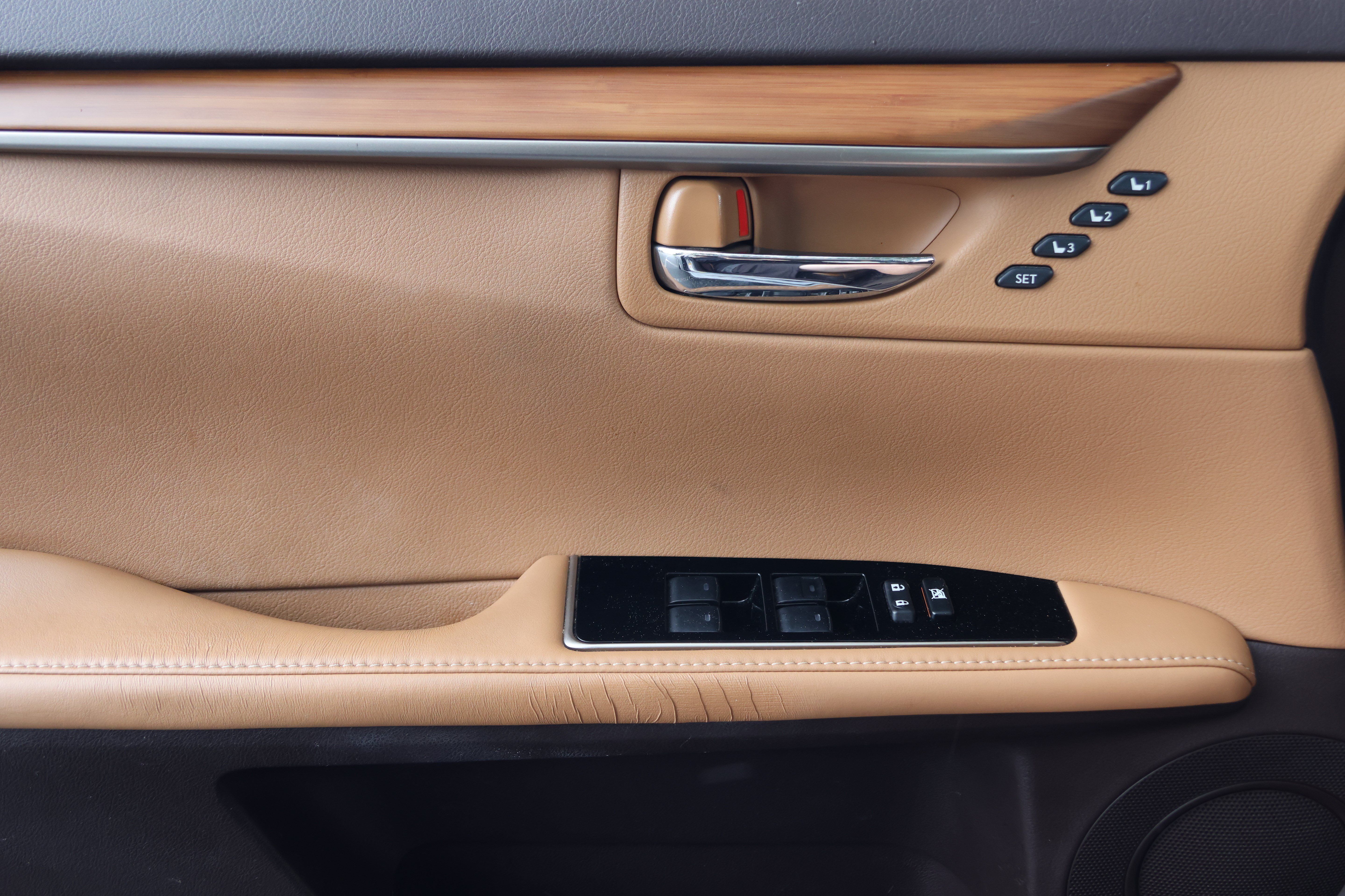 Used 2016 Lexus ES 300h w/ Luxury Package w/Wood Trim FWD image 12
