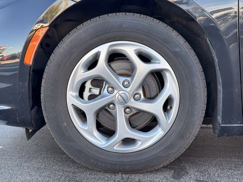 Used 2023 Chrysler Pacifica Limited image 11