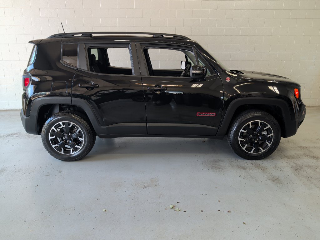 Used 2023 Jeep Renegade Trailhawk AWD/4WD image 2