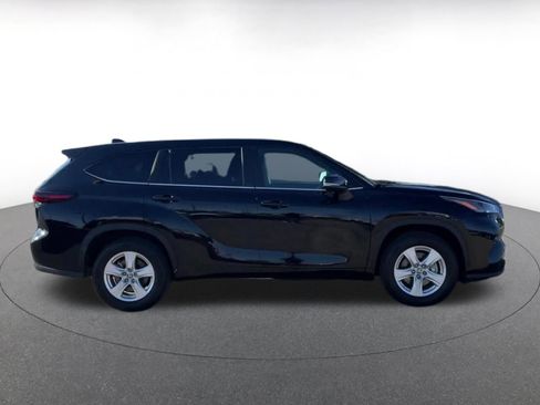 Used 2025 Toyota Highlander LE image 16