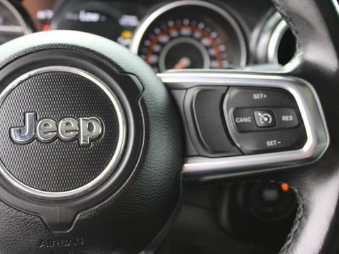 Used 2022 Jeep Wrangler Unlimited Sahara AWD/4WD image 18