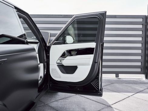 Used 2024 Land Rover Range Rover Long Wheelbase SE image 29