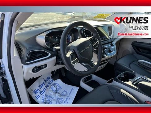 Used 2024 Chrysler Pacifica Select image 23