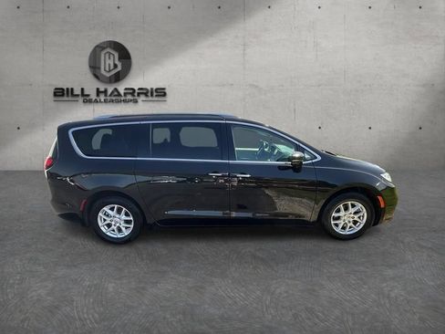 Used 2021 Chrysler Pacifica Touring-L FWD image 4