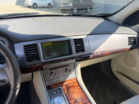 Used 2011 Jaguar XF Premium RWD image 16