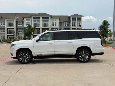 Used 2023 Cadillac Escalade ESV Sport w/ Heavy-Duty Trailer Package AWD/4WD image 4
