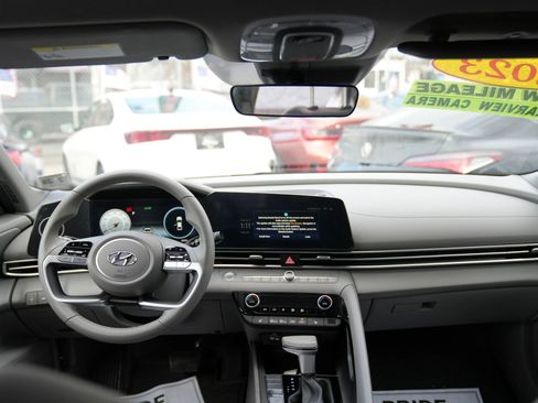 Used 2023 Hyundai Elantra SEL w/ Convenience Package image 15