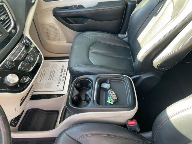 Used 2020 Chrysler Pacifica Touring-L FWD image 16
