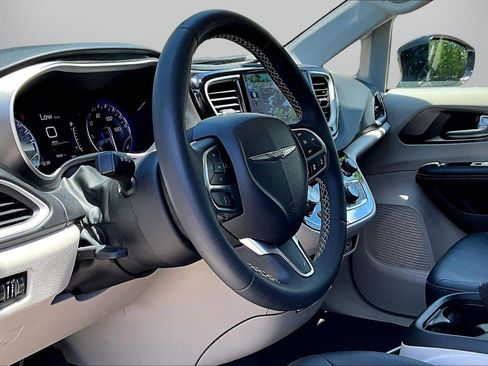 Used 2024 Chrysler Pacifica Touring-L FWD image 18