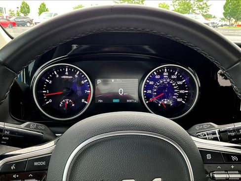 Used 2024 Kia Carnival EX FWD image 13