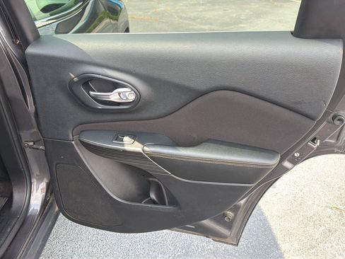 Used 2016 Jeep Cherokee Latitude FWD image 15
