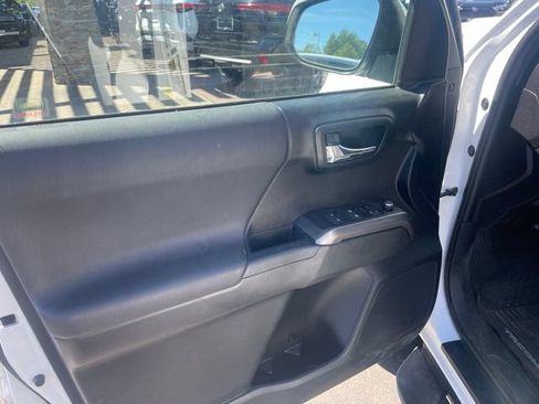 Used 2017 Toyota Tacoma TRD Sport w/ Tow Package RWD image 13
