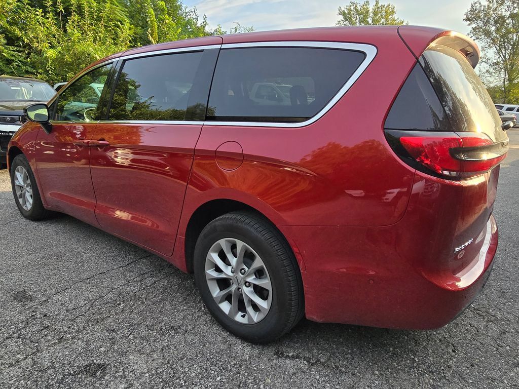 Used 2025 Chrysler Pacifica Select AWD/4WD image 5