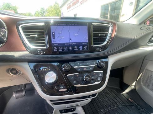 Used 2017 Chrysler Pacifica Limited w/ Advanced Safetytec Group FWD image 18