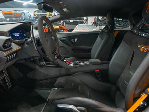 Used 2020 Lamborghini Huracan EVO image 28