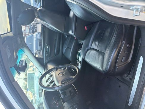 Used 2010 Cadillac DTS Luxury image 4