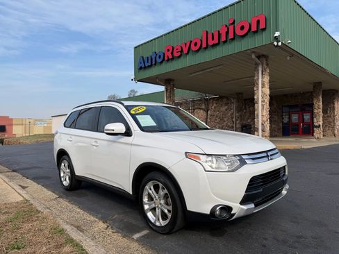 Used 2015 Mitsubishi Outlander SE image 1