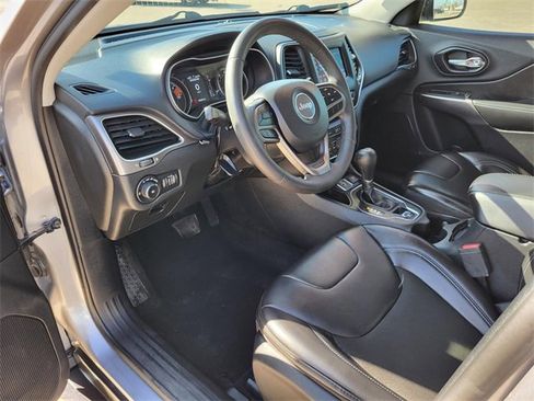 Used 2020 Jeep Cherokee Latitude Plus image 3