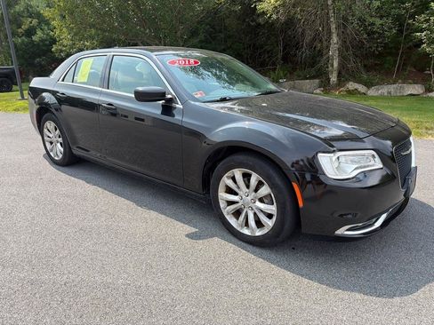 Used 2018 Chrysler 300 Touring L AWD/4WD image 4