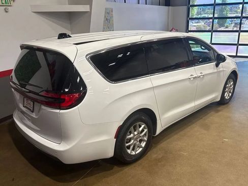 Used 2023 Chrysler Pacifica Touring-L FWD image 61