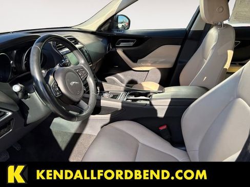 Used 2017 Jaguar F-PACE Premium image 9