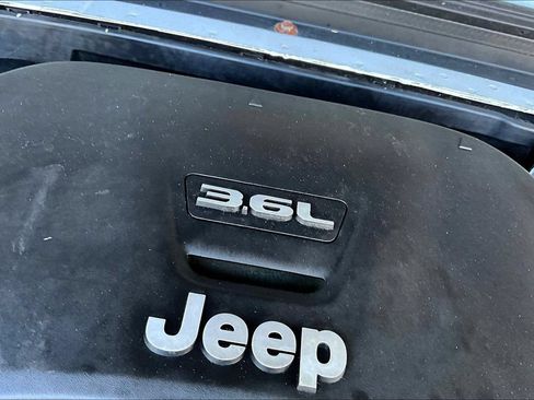 Used 2018 Jeep Wrangler Unlimited Sahara AWD/4WD image 30