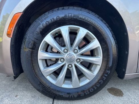 Used 2017 Chrysler Pacifica Touring-L FWD image 23