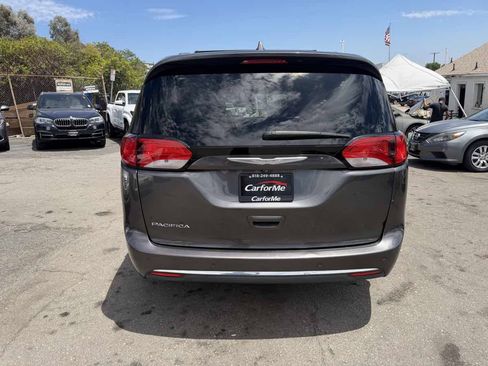 Used 2017 Chrysler Pacifica Touring-L w/ Tire & Wheel Group FWD image 8